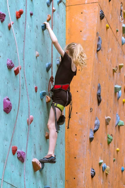 Bouldering Mała Dziewczynka Wspinając Się Wal — Zdjęcie stockowe