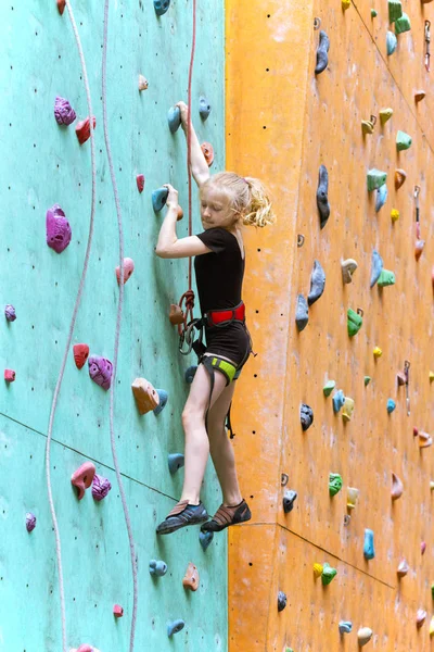 Bouldern Kleines Mädchen Klettert Die Wand Hoch — Stockfoto