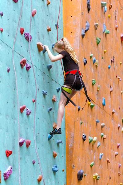 Bouldering Mała Dziewczynka Wspinając Się Wal — Zdjęcie stockowe