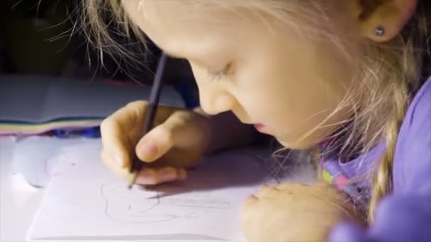 Kind Meisje Zit Tabel Met Lamp Tekening — Stockvideo