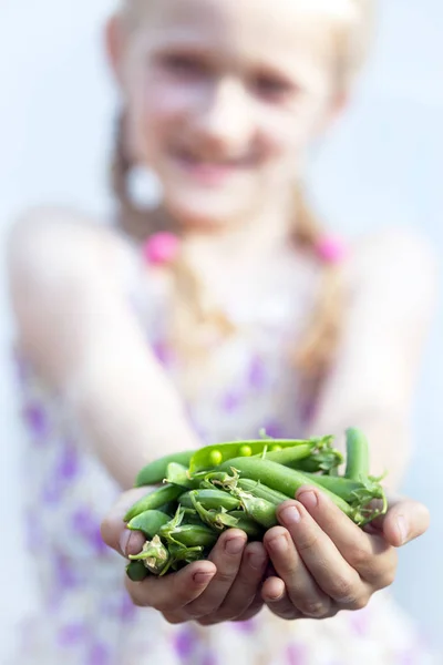 Verão Menina Sorrindo Está Segurando Ervilhas Verdes Sua Mão — Fotografia de Stock