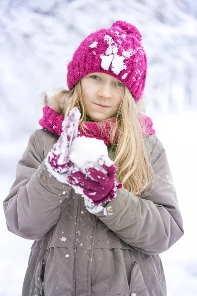 Kış Tatili Gülümseyen Kız Açık Havada Kar Yağışı Tim — Stok fotoğraf