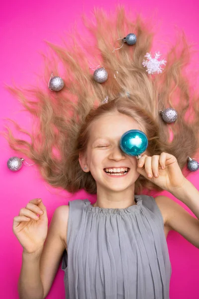 Fou Heureux Lumineux Nouvel Vacances Fille Avec Des Boules Noël — Photo