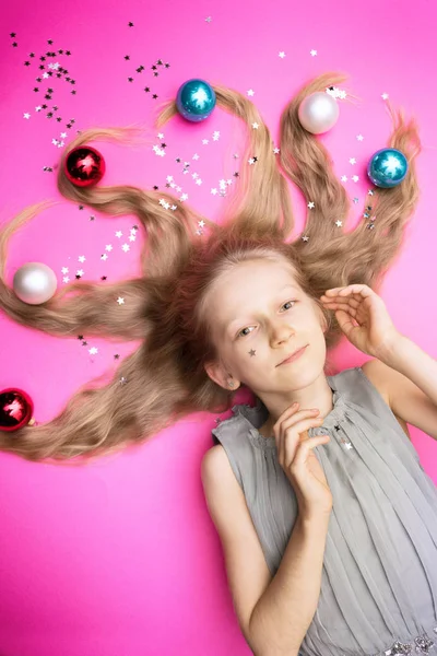 Gek Gelukkig Helder Nieuwjaar Vakantie Meisje Met Kerstballen Roze Backgroun — Stockfoto