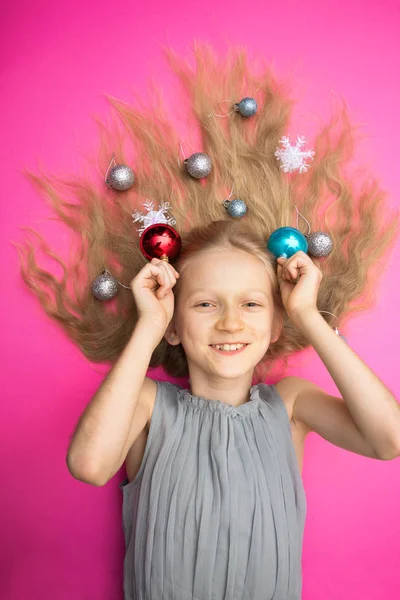 Folle Felice Luminoso Capodanno Vacanza Ragazza Con Palle Natale Backgroun — Foto Stock