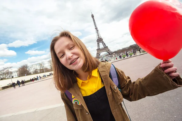 Menina Estudante Feliz Sorridente Com Balão Forma Coração Fundo Torre — Fotografia de Stock