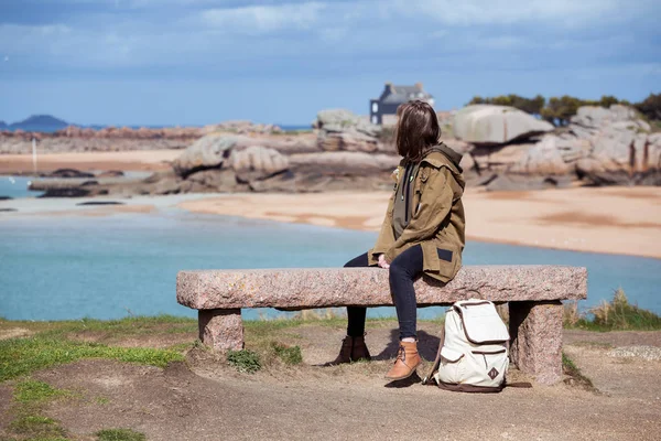 Girl Traveler Sits Bench Sea Shore Tregastel Brittany Franc — Stock Photo, Image