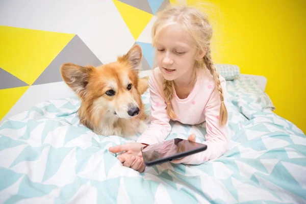 Spaßmädchen Und Hundecorgi Auf Dem Bett Kinderzimmer Spielen Auf Dem — Stockfoto