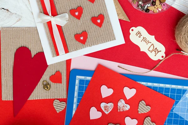 Fond Scrapbook Fille Tenant Une Carte Postale Sur Les Valentines — Photo