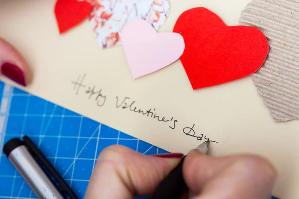 Scrapbook Hintergrund Mädchen Mit Einer Postkarte Auf Dem Valentinstag — Stockfoto