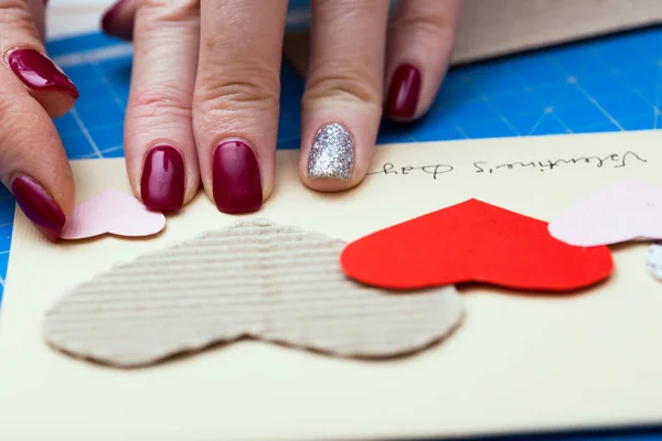 Carte Fundal Fată Care Deține Carte Poștală Valentines — Fotografie, imagine de stoc