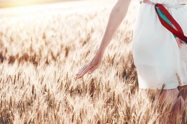 Dívka Chůzi Přes Pole Dojemné Pšenice Její Han — Stock fotografie