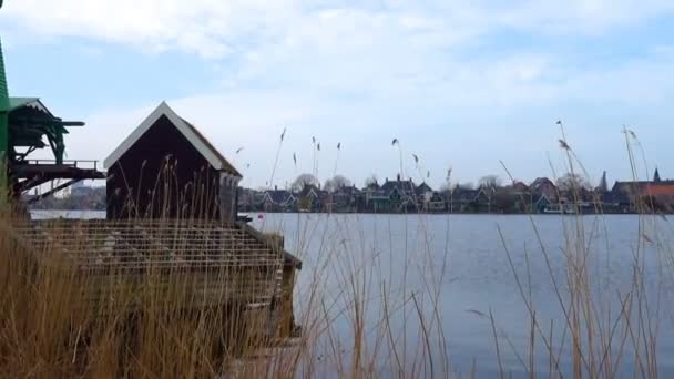 オランダ ザーンセ シャンズ エイプリル社2018年11月11日 オランダ ザーンセ シャンズにおける風車の見方 — ストック動画