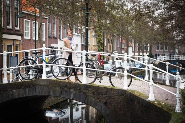Щаслива Дівчина Букетом Тюльпани Стоячи Вулиці Міста Амстердам Нідерланди — стокове фото