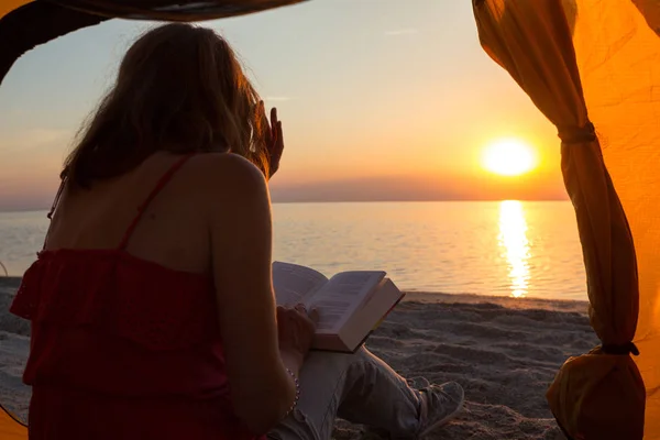 Feliz Fim Semana Beira Mar Menina Ler Livro Uma Tenda — Fotografia de Stock