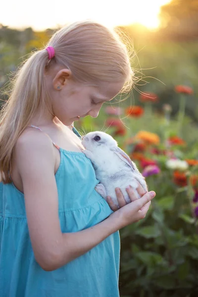 Bello Divertente Bionda Ragazza Coniglio Soleggiato Estate — Foto Stock