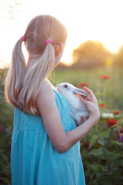 Bello Divertente Bionda Ragazza Coniglio Soleggiato Estate — Foto Stock