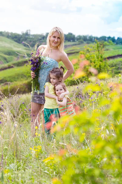 Famiglia Felice Madre Due Figlie Con Facce Sorridenti All Aperto — Foto Stock