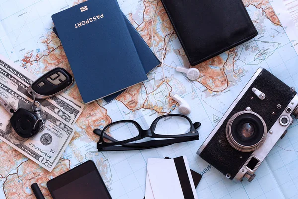 Предыстория Взять Собой Поездку Паспорт Документы Ключи Автомобиля Карта Камера — стоковое фото