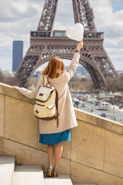 Podróży Całej Europie Dziewczyna Balonem Kształcie Hearton Tło Wieża Eiffla — Zdjęcie stockowe