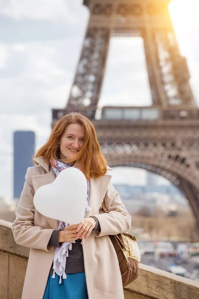 Viagem Pela Europa Menina Com Balão Forma Coração Fundo Torre — Fotografia de Stock