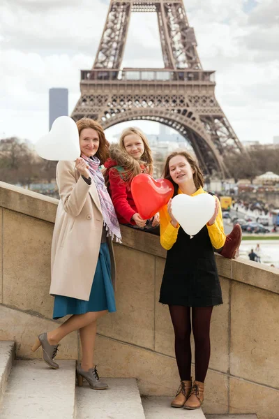 Viagem Família Mãe Filhas Felizes Fundo Torre Eiffel Paris França — Fotografia de Stock