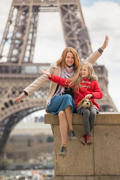 여행입니다 엄마와 파리의 배경에 프랑스 — 스톡 사진