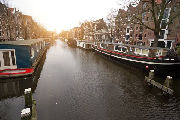 美丽的街道 运河和房子在水上著名的城市阿姆斯特丹 — 图库照片