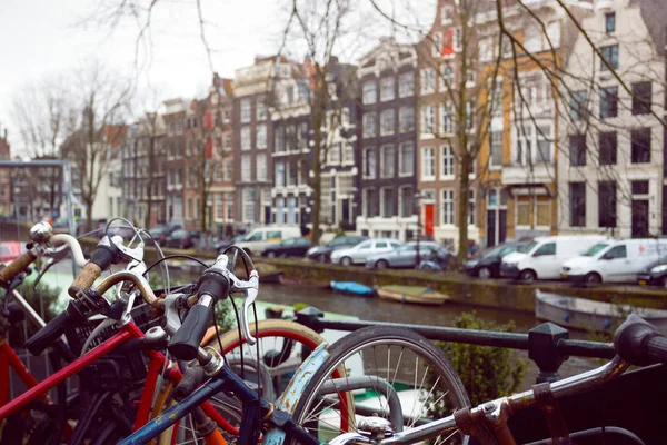 站在荷兰阿姆斯特丹街道上的复古自行车 — 图库照片
