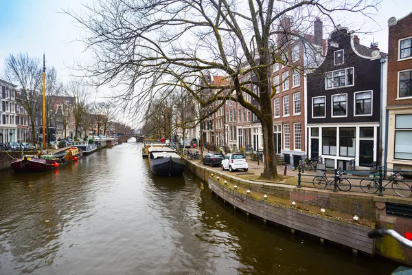 美丽的街道 桥梁和渠道在著名的城市阿姆斯特丹 — 图库照片