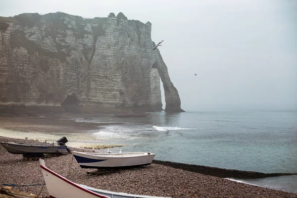 Belas Paisagens Penhasco Etretat Barcos Primeiro Plano Dia Nublado França — Fotografia de Stock