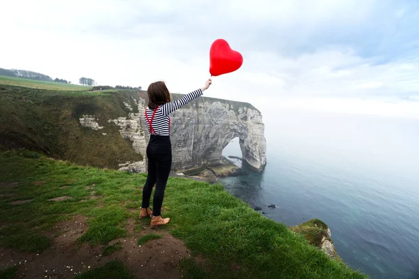 Sorrindo Menina Feliz Com Balão Vermelho Forma Coração Fundo Paisagem — Fotografia de Stock