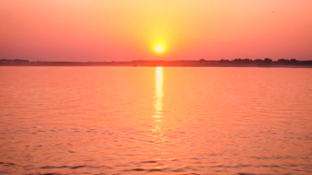 Puesta Sol Roja Sobre Las Tranquilas Aguas Del Río — Vídeo de stock