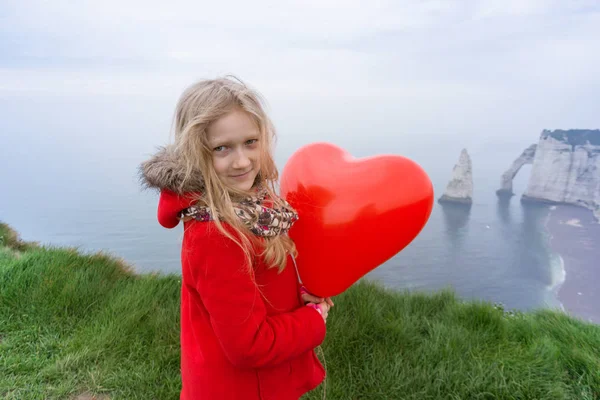 Щаслива Маленька Дівчинка Червоним Кулею Формі Серця Тлі Пейзажів Етрета — стокове фото