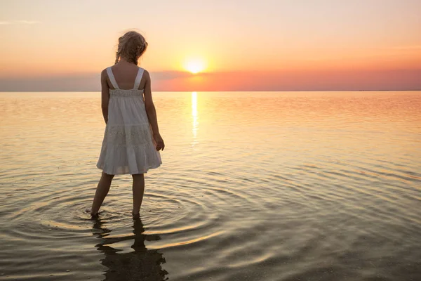 Glad Helg Vid Havet Liten Flicka Tittar Solnedgången Vid Havet — Stockfoto