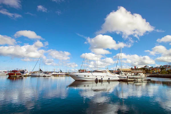 Vista Bahía Mañana Una Pequeña Ciudad Sueca Suecia Casas Barcos —  Fotos de Stock