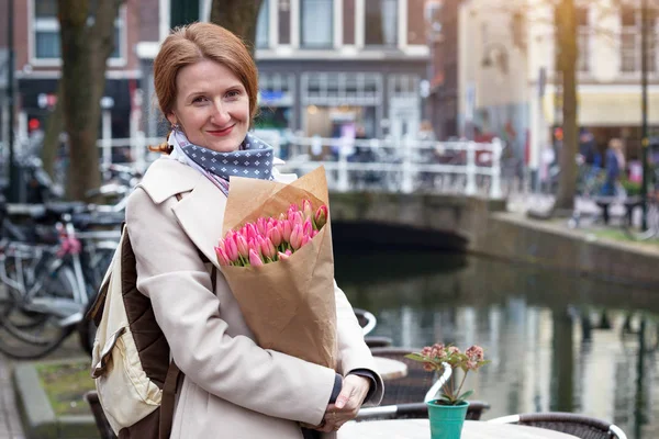 Щасливі Посміхається Дівчина Букетом Тюльпани Стоячи Вулиці Міста Амстердам Нідерланди — стокове фото