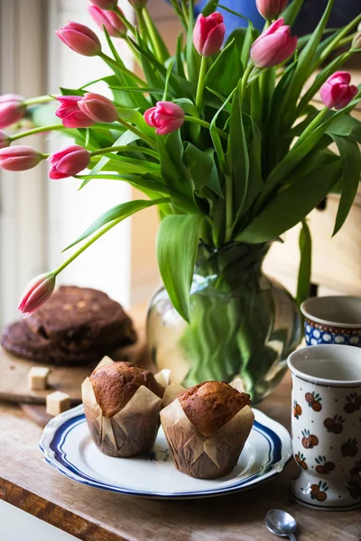 Mooie Roze Tulpen Een Vaasje Met Cupcakes Koekjes Vintage Keuken — Stockfoto