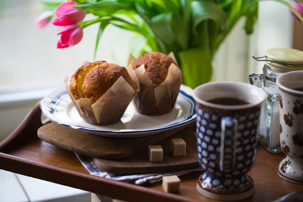 Kek Kurabiye Vintage Kitche Içinde Bir Vazoda Güzel Pembe Laleler — Stok fotoğraf