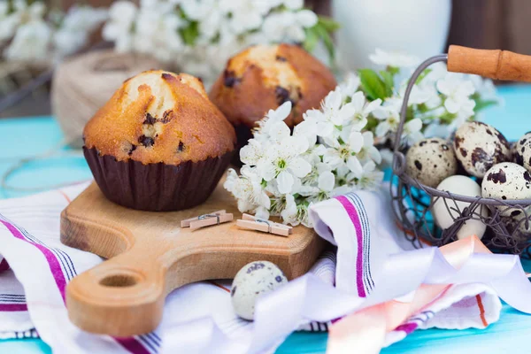 Kellemes Húsvéti Ünnepeket Kosár Tojás Háttérben Cseresznyevirág Cupcakes — Stock Fotó