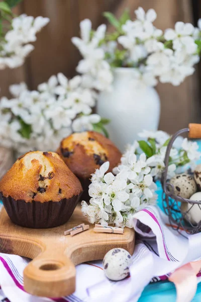 Vrolijk Pasen Mand Met Eieren Cupcakes Achtergrond Van Kersenbloesem — Stockfoto