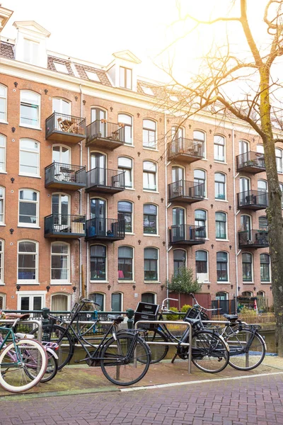 Bicicleta Roja Retro Pie Una Calle Amsterdam Países Bajos — Foto de Stock