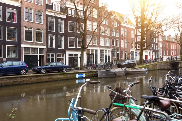Ретро Червоний Велосипед Стоячи Вулиці Міста Амстердам Нідерланди — стокове фото