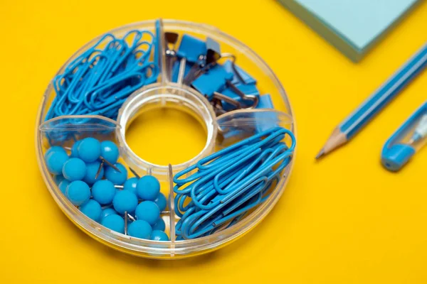 Clipes Papel Papelaria Ligantes Botões Lápis Caneta Papel Azul Sobre — Fotografia de Stock