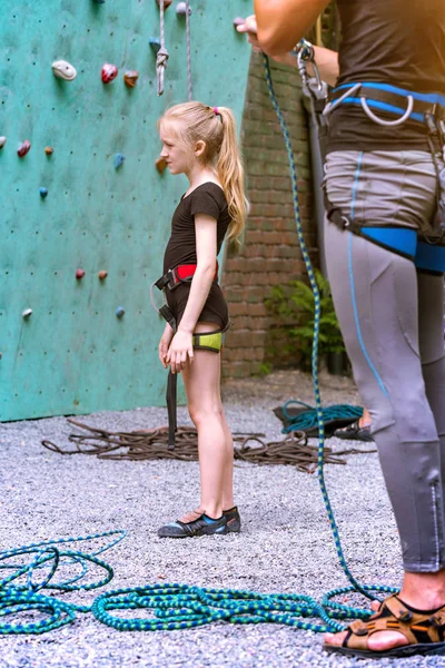 Sportu Bouldering Mała Dziewczynka Wspinając Się Wal — Zdjęcie stockowe