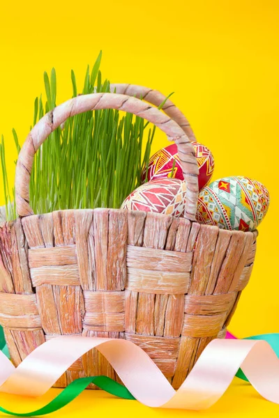 快乐的复活节 篮子与美丽的复活节彩蛋皮桑卡手工制作的黄色背景 乌克兰传统 — 图库照片