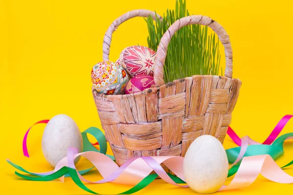 Feliz Pascua Cesta Con Hermoso Huevo Pascua Pysanka Hecho Mano — Foto de Stock