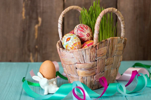 Glad Påsk Korg Med Vackra Påskägg Påskägg Handgjorda Ukrainska Traditionella — Stockfoto