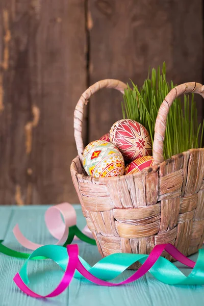 Glad Påsk Korg Med Vackra Påskägg Påskägg Handgjorda Ukrainska Traditionella — Stockfoto