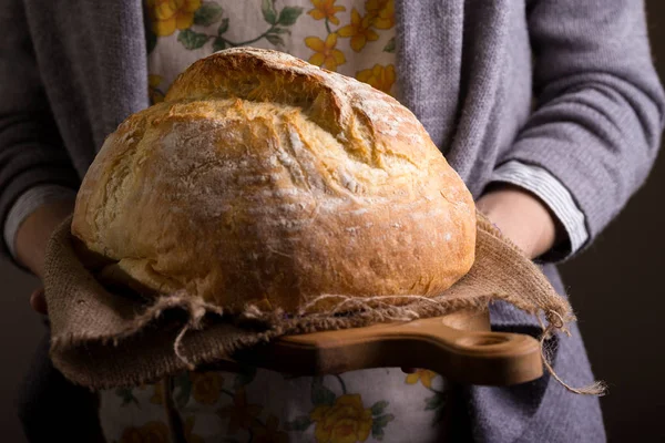 Bäckermädchen Mit Frischer Weißer Brühe — Stockfoto